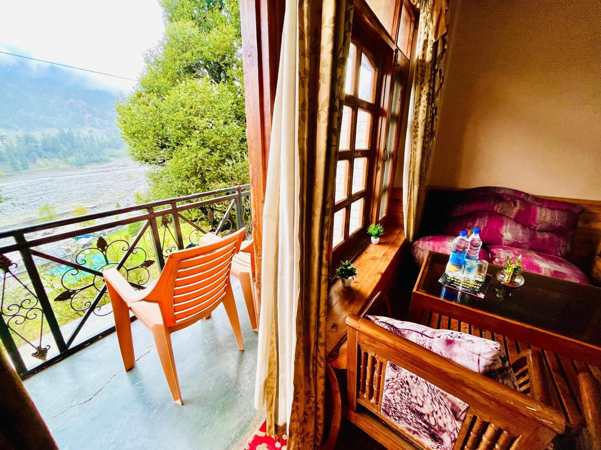 The Hollywood Classic, Manali - A Hotel Facing Towards Snow Capped Mountain & River Манали Экстерьер фото
